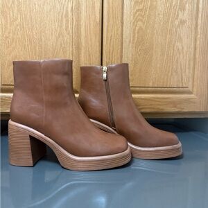 Elegant Tan Heeled Boots